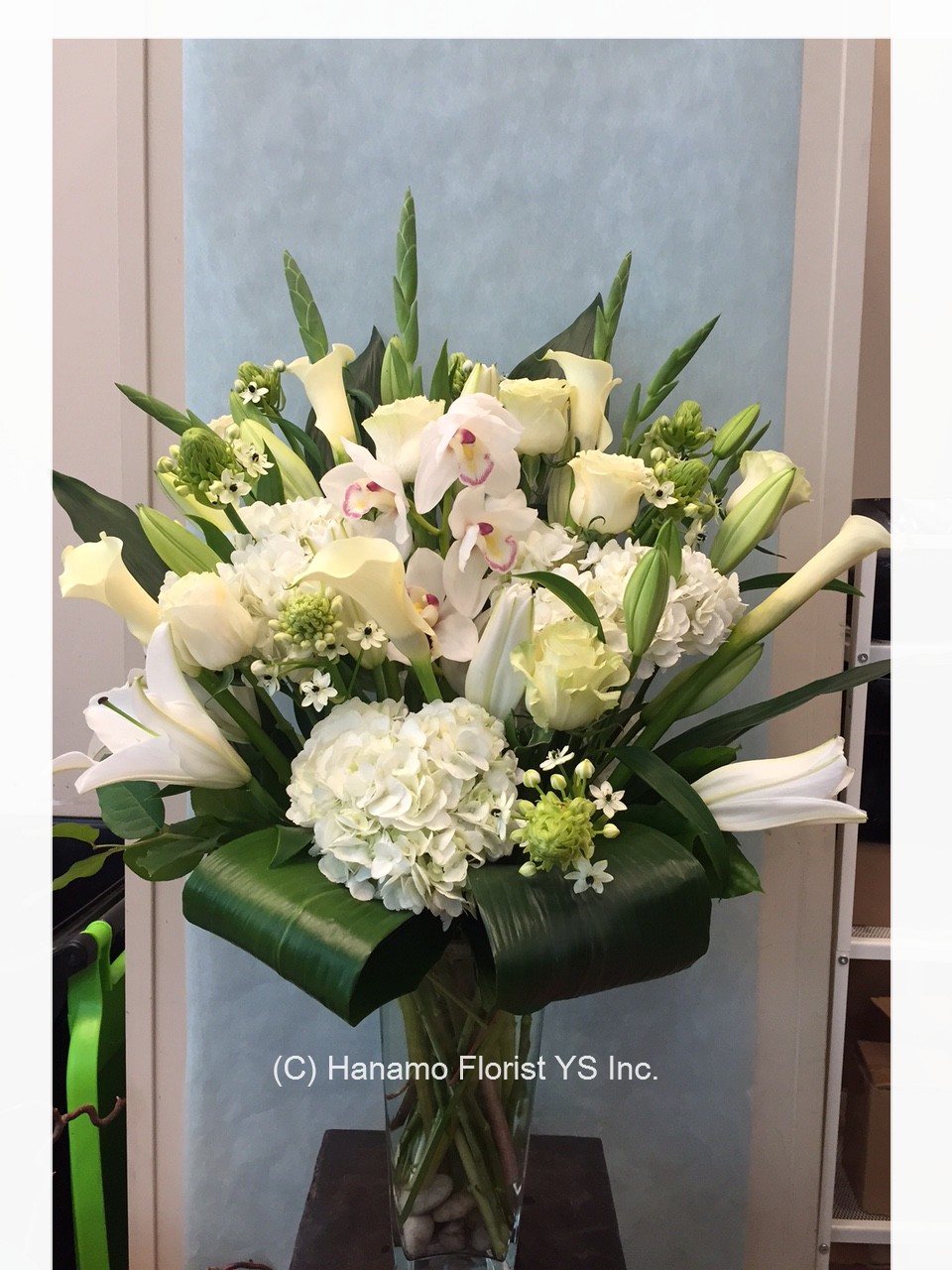 VALE200 Mostly White Fresh Flower arangement in Vase Large